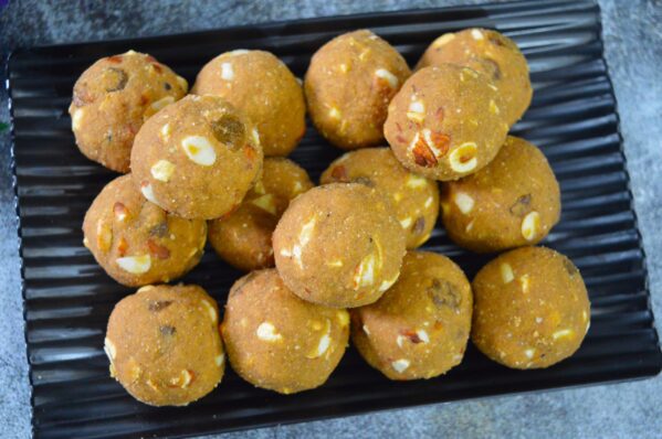 Singhada Aata Laddu