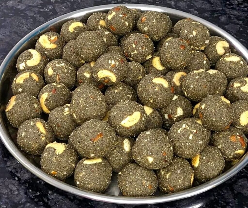 Urad Dal Laddu / Sunnundalu